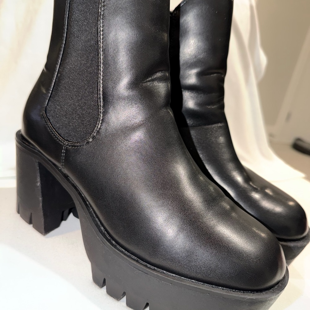 Madden Girl WMNs Sutton Black Side Zip Lug Chelsea Boots Size 11 Used likeNew